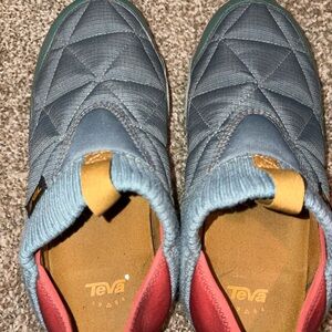 Teva size 7 camping slippers